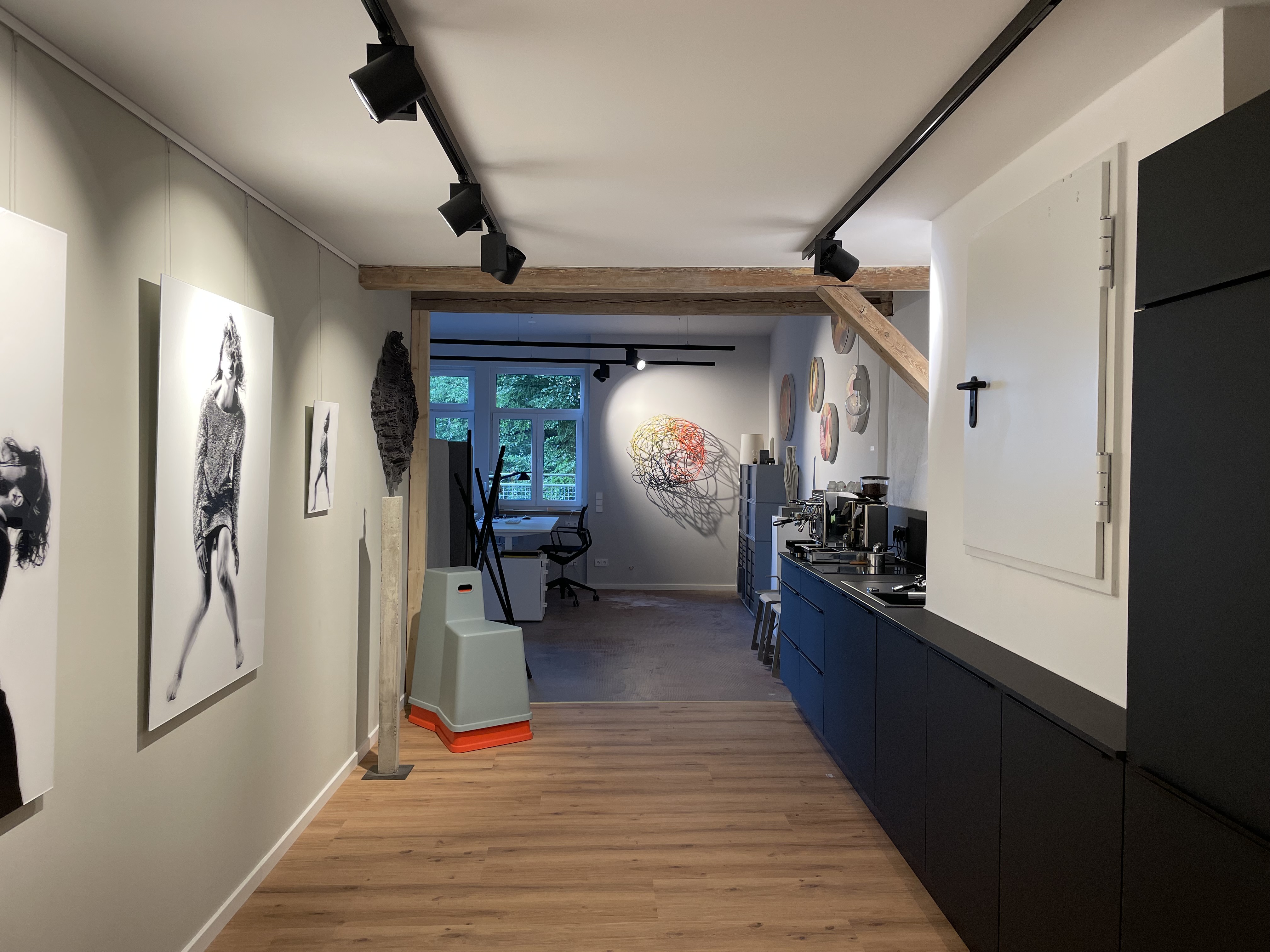 Kunst-Korridor und Küche im Buerorama Ravensburg